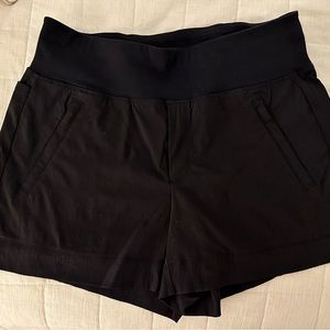 Athleta Women’s Trekkie North Shorts tan size 8